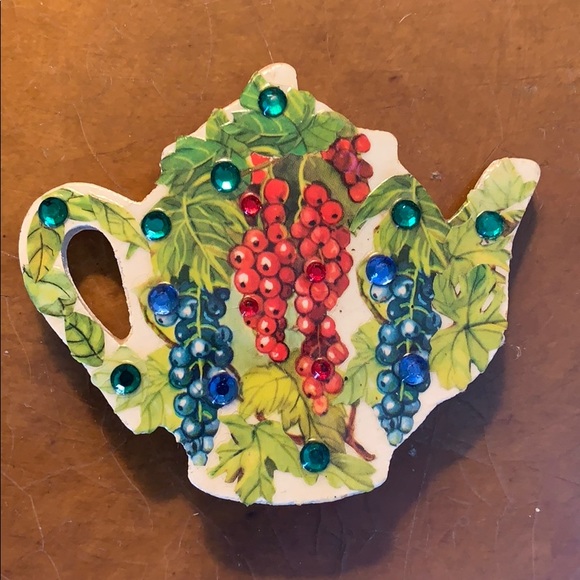 Vintage ‘80’s wooden teapot pin. - Picture 2 of 5